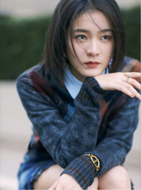 张雪迎终于不藏美腿了，轻熟风穿搭更显女人味，一双细腿又白又直(张雪迎好看)